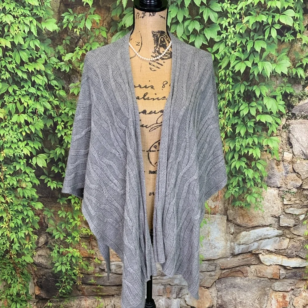 V. FRAAS Gray Cable Knit Ruana, One Size